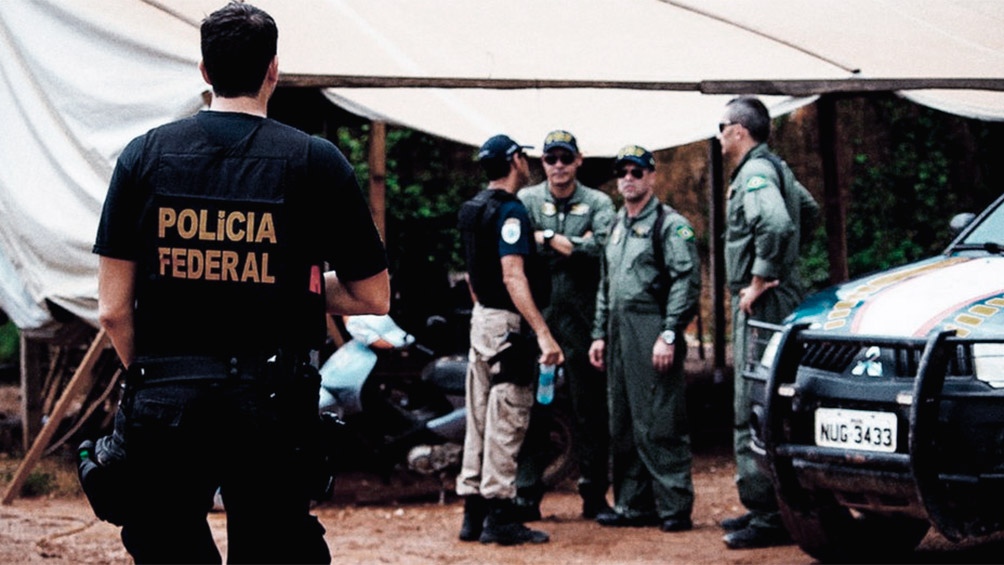 Brazilian police carry out an inspection at former president Bolsonaro's house. (Photo internet reproduction)