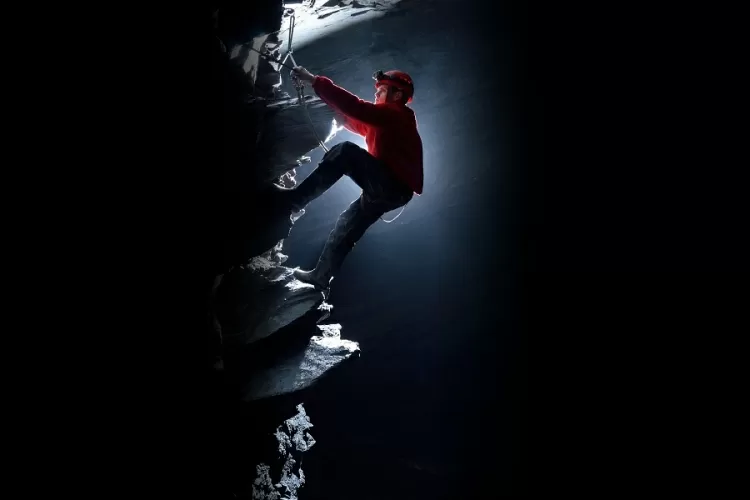 Rock climbing is also part of the journey to explore (and stay) underground, 420 meters below the Snowdonia Mountains. (Photo Internet reproduction)