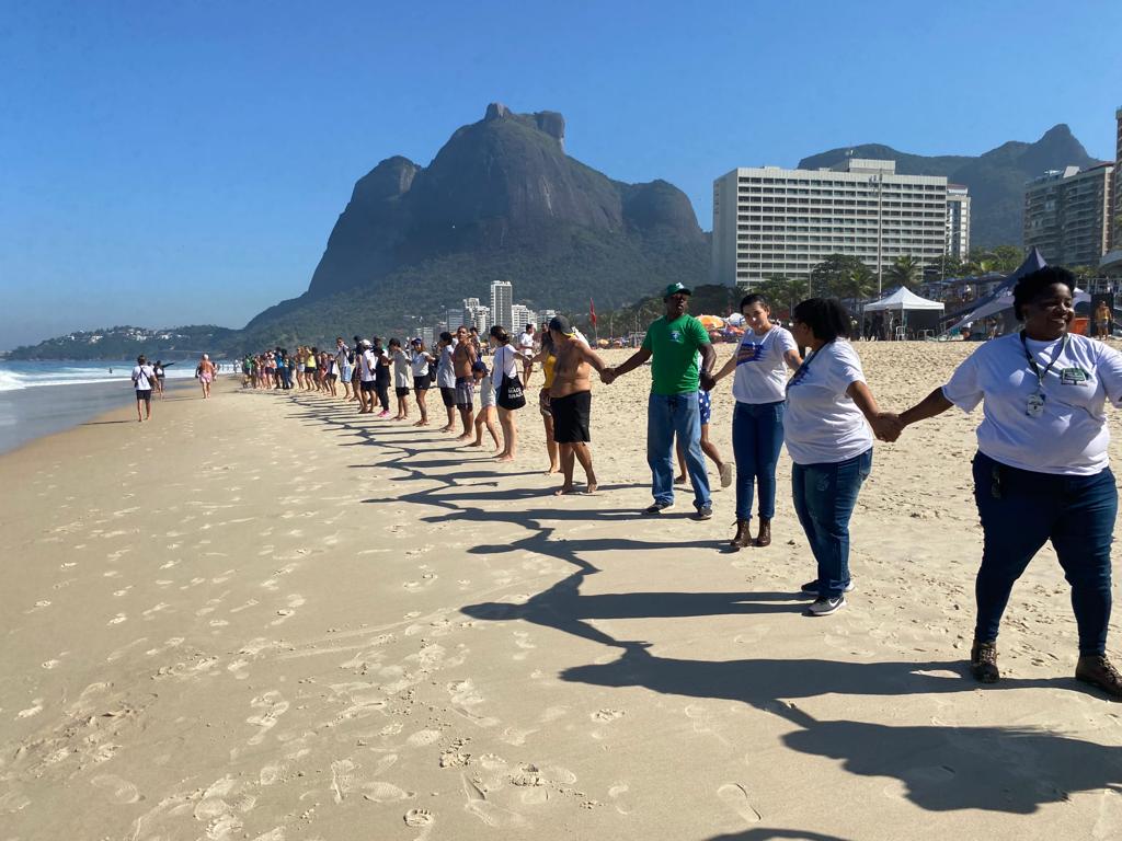 Rio de Janeiro’s group hug marking “World Oceans Day” (Photo Internet reproduction)