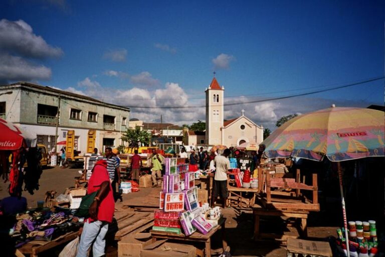 Authorities in São Tomense enforce ban on street vending, traders resist