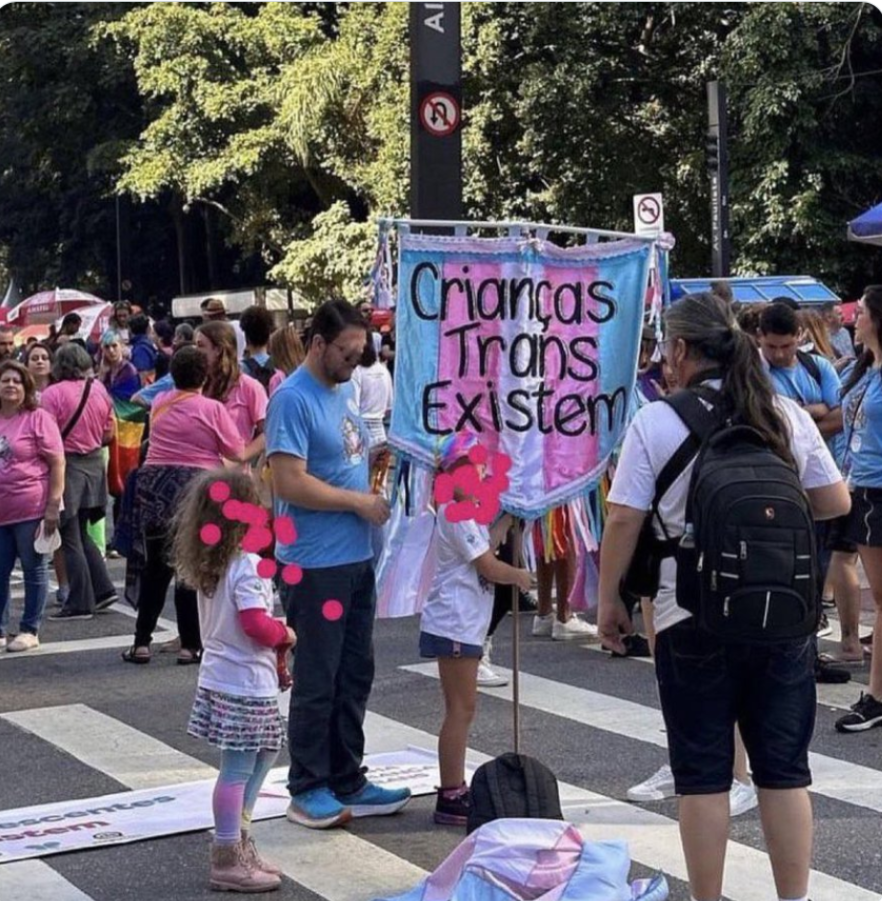 ederal deputy Eduardo Bolsonaro of the conservative PL party shared a photo of a child holding a placard that read "Trans children exist". (Photo Internet reproduction)