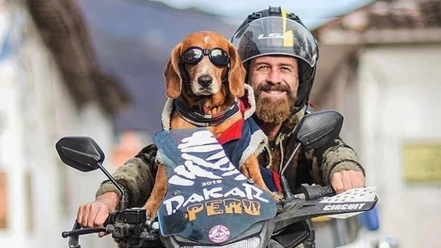 A man from Rio and his resuced street dog journey through 15 LatAm countries on a motorcycle. (Photo Internet reproduction)