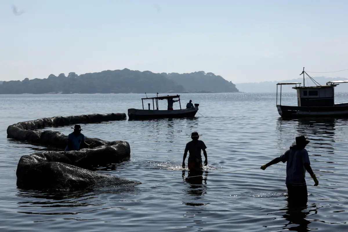 A project in Rio de Janeiro seeks a sustainable solution to Brazil's floating garbage in the sea. (Photo Internet reproduction)