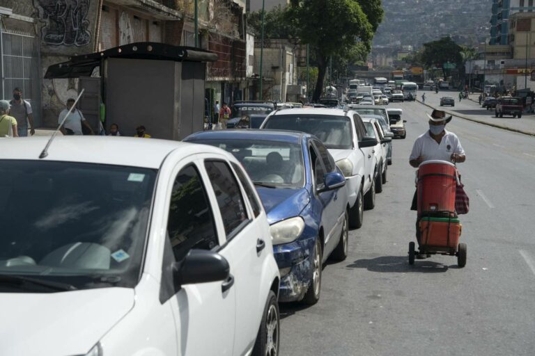 Gasoline supply worsens in Venezuela with fewer and fewer subsidized stations