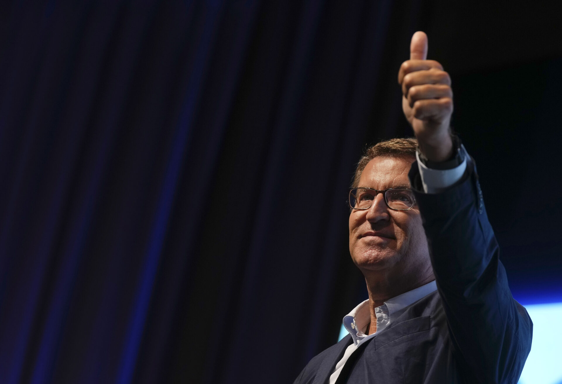 Alberto Núñez Feijóo, leader of Spain's People's Party, raising a thumb on stage