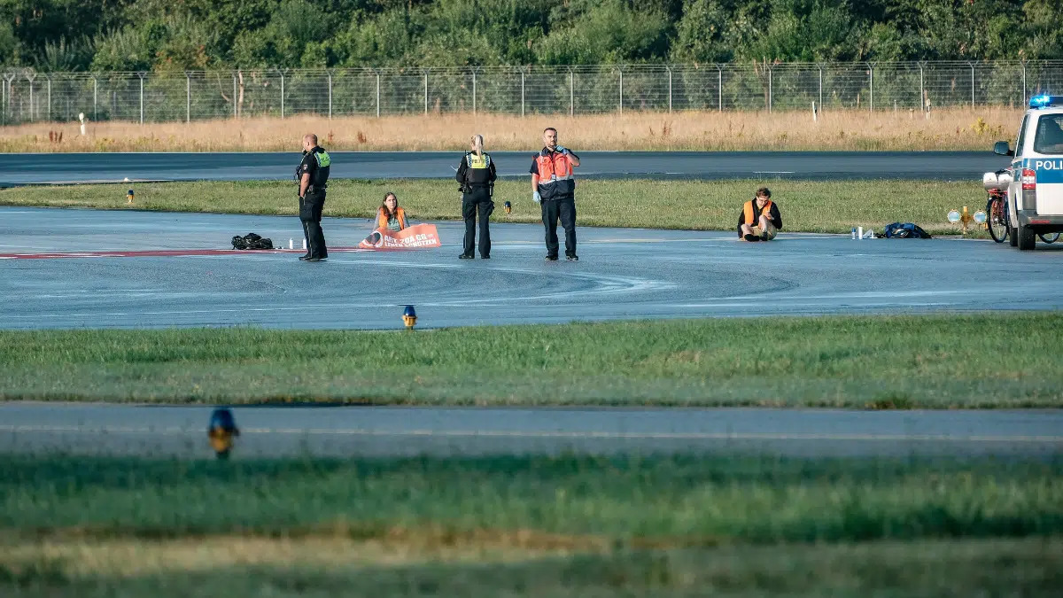 Climate activists disrupt air traffic at two major German airports. (Photo Internet reproduction)