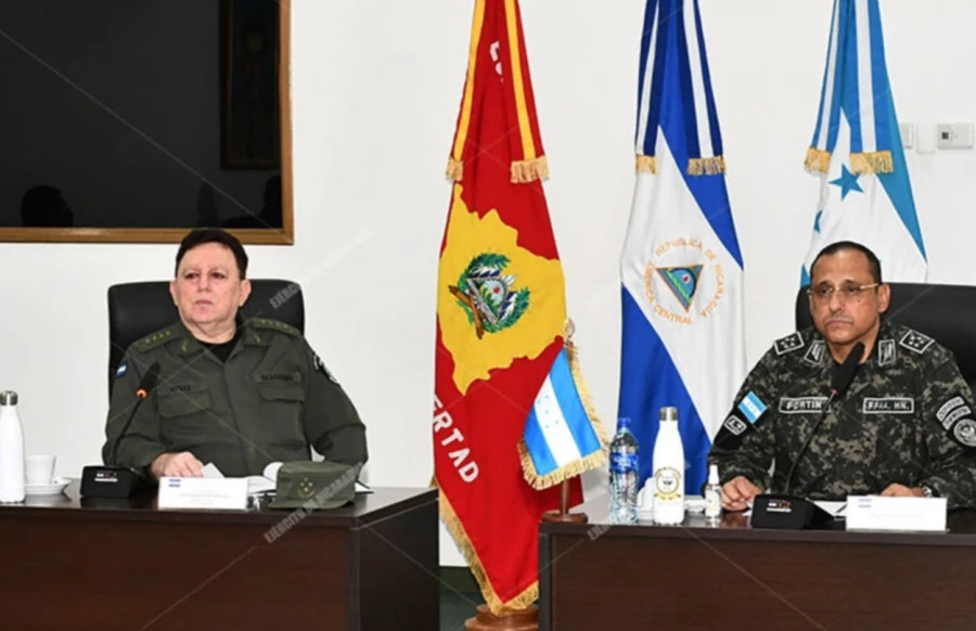 The heads of the Armed Forces of Nicaragua and Honduras, meeting in Managua.
