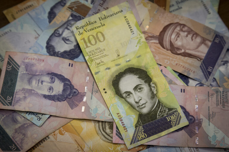 Venezuelan currency lost 9.4% of its value against the US dollar in August