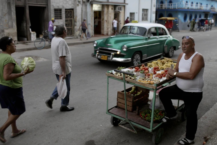 The prevalent sentiment common among Havana residents: they'd rather have cash in hand. (Photo Internet reproduction)