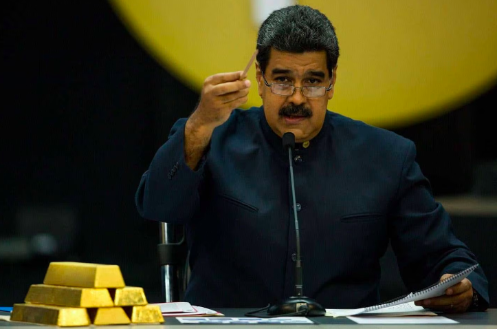 Nicolás Maduro shows gold bullion during a press conference (Photo internet reproduction)