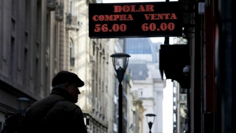 Argentina’s “blue dollar” rate jumped 33.6% in August