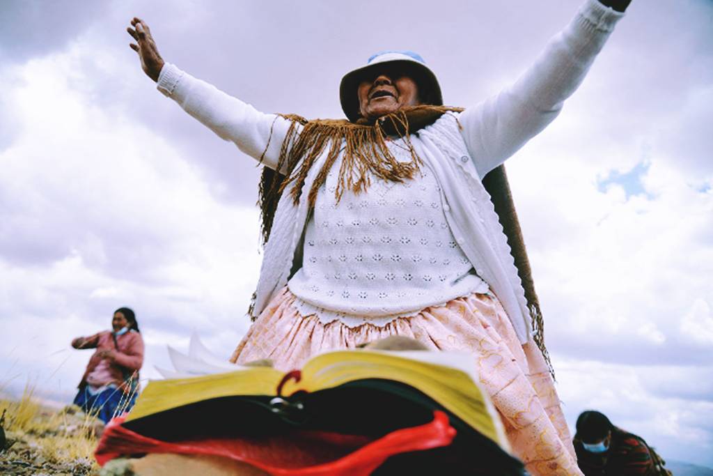 Bolivians-gather-at-the-dam-to-pray-for-rain