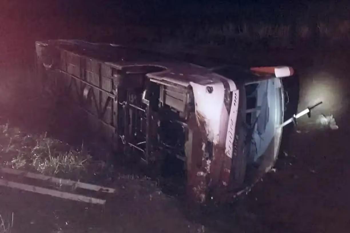Bus Overturns in Brazil: Tragedy Strikes Religious Trip. (Photo Internet reproduction)