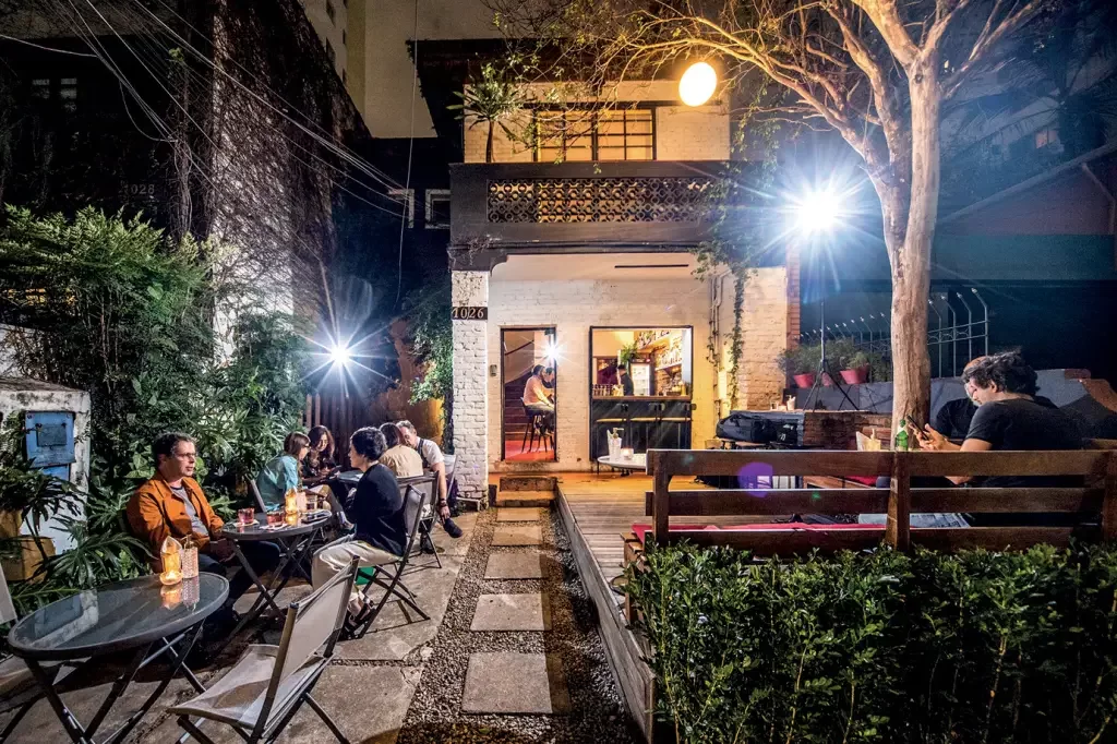 Pinheiros' Nightlife Gems: São Paulo's Elite Bars. (Photo Internet reproduction)