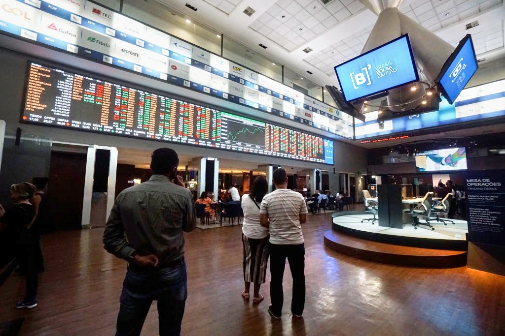 Brazil's Ibovespa Falls as Vale's Decline Weighs Heavily