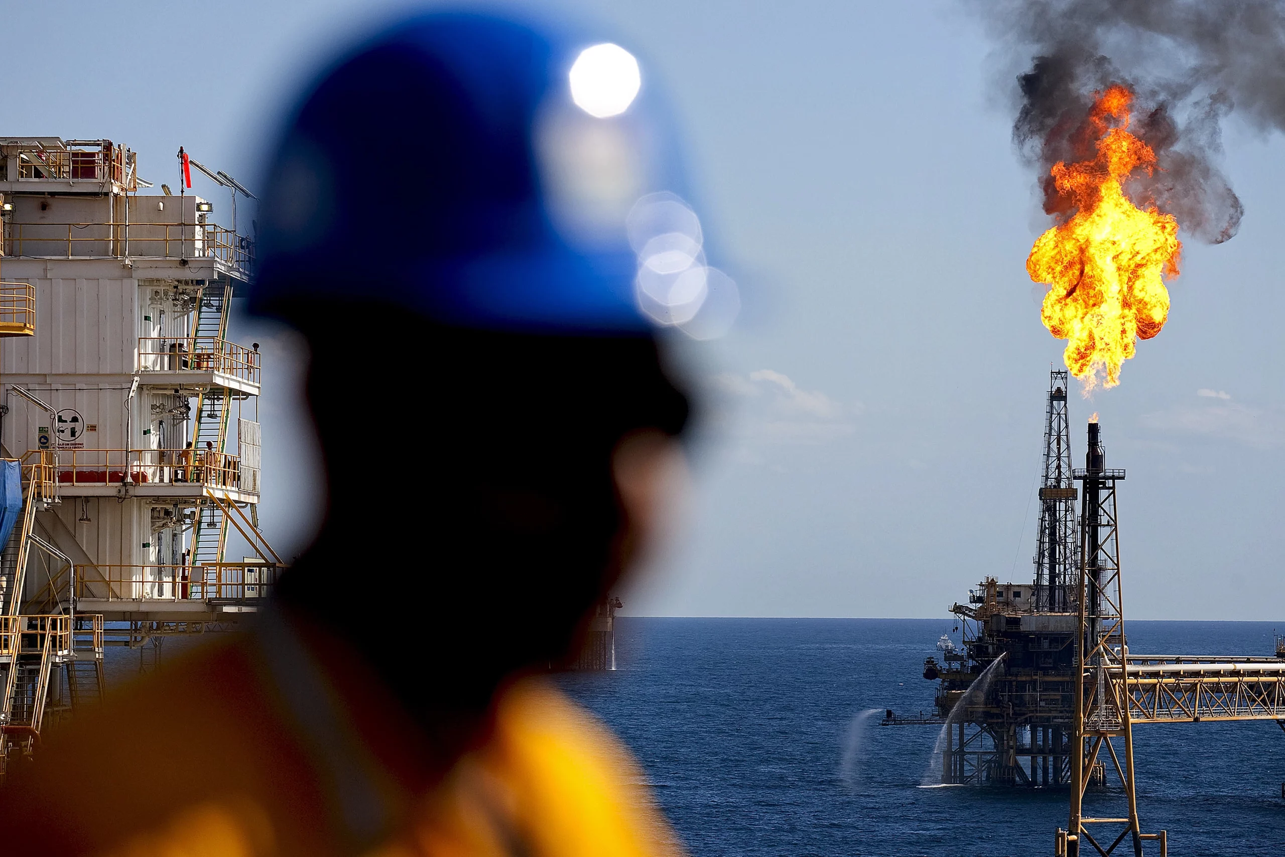 Oil Market Dips Amid Middle East Strife and Demand Concerns. (Photo Internet reproduction)