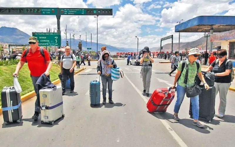 Machu Picchu, stranding tourists