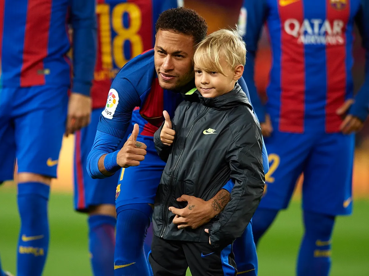 Rumors and Rebuttals: Neymar's Tangled Tale - Neymar and son. (Photo Internet reproduction)
