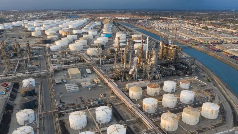 Oil Prices Dip Amid U.S. Inventory Build