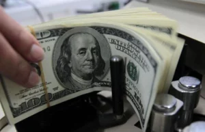 Dollar Drops to R$4.96, Reflecting Risk Appetite
