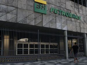 Petrobras Downturn Drags Ibovespa Lower