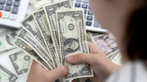 Dollar Climbs as Investors Eye Central Bank Decisions