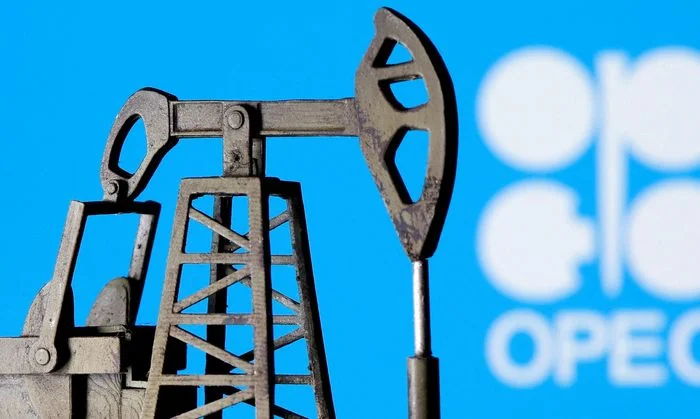 Oil Prices Decline Amid Strong Dollar and OPEC's Steady Demand Forecast