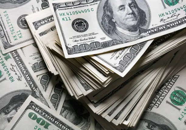 Dollar Surpasses R$5 First Time in Over Four Months Amid Market Caution