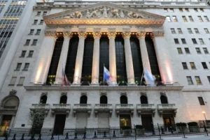 Wall Street Bounces Back, S&P 500 Sets New Record