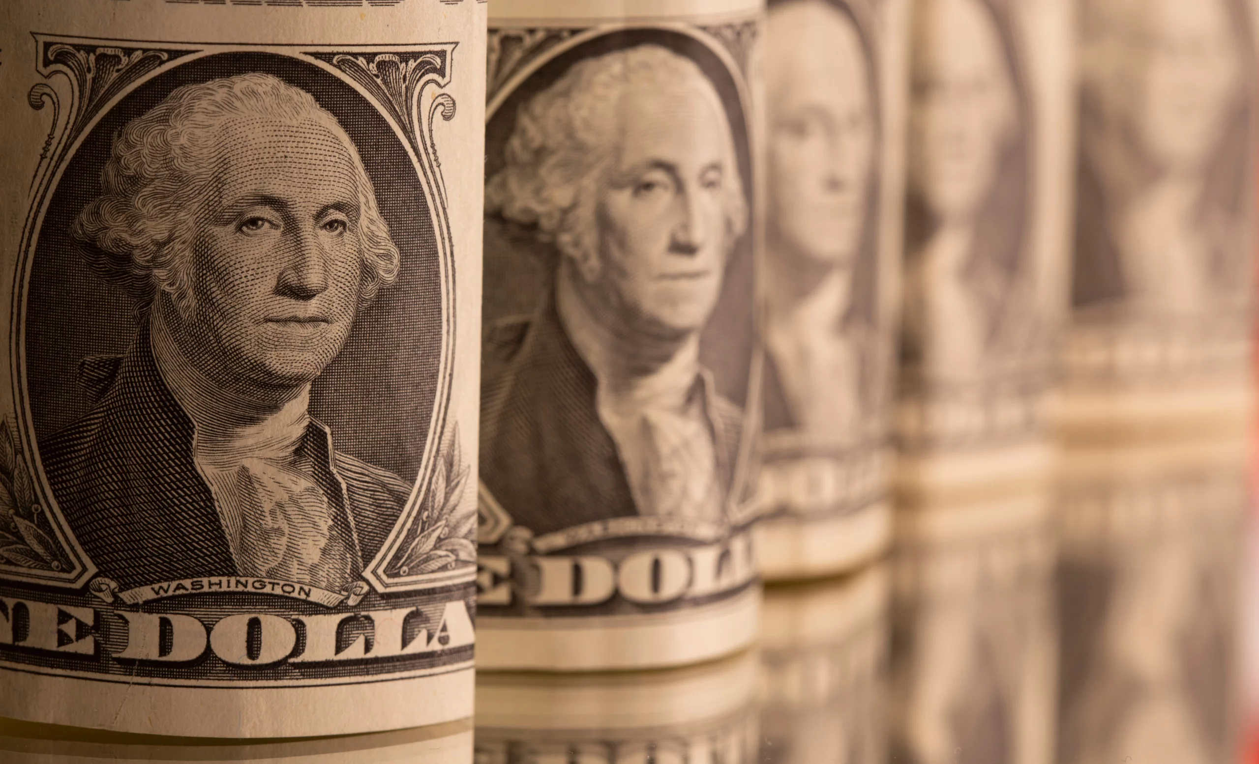 Rising U.S. Interest Rates and Middle East Conflict Propel Dollar Surge