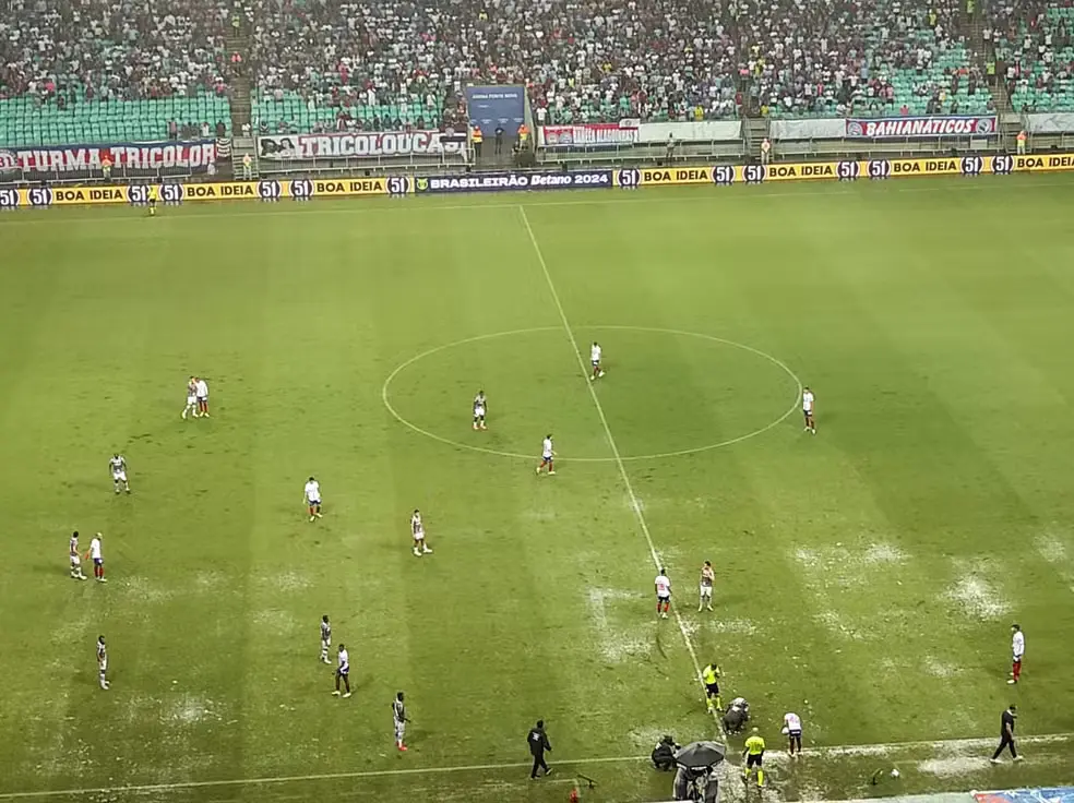 Torrential Rain Disrupts Bahia vs. Fluminense Football Match. (Photo Internet reproduction)