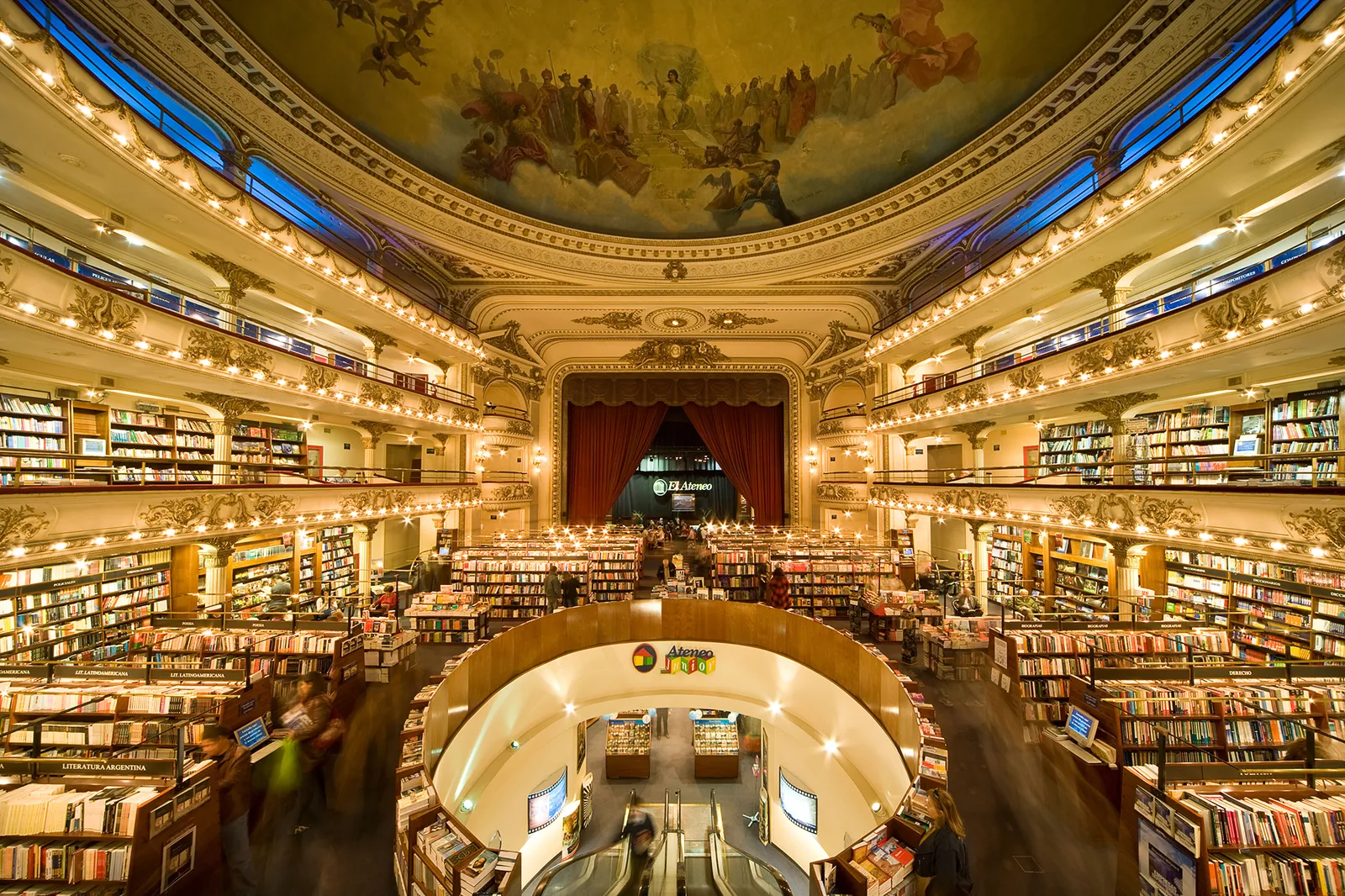 Argentina Targets Inflation Below 10%: A Milei Success Story - Elegant Recoleta store. (Photo internet reproduction)
