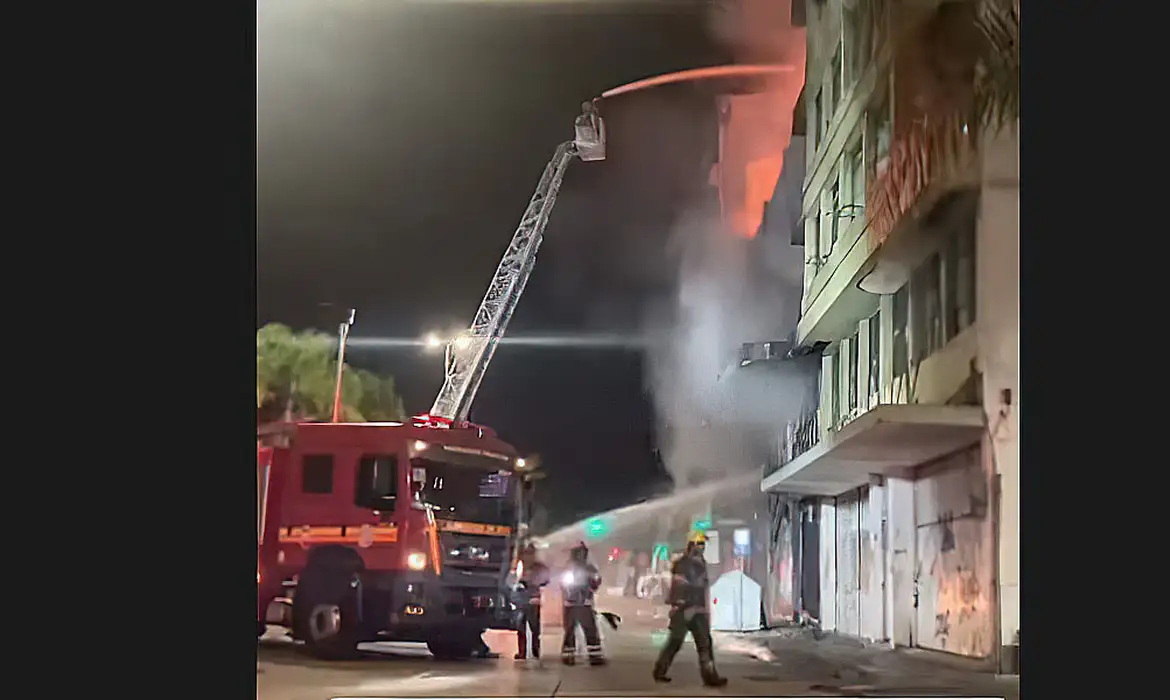 Tragedy Strikes Porto Alegre: Fatal Hostel Blaze. (Photo Internet reproduction)
