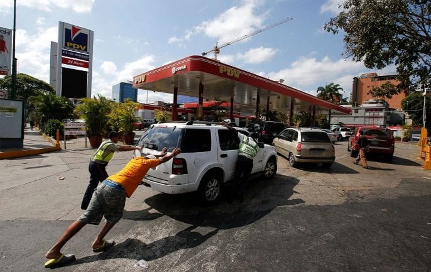 Venezuelans without gasoline