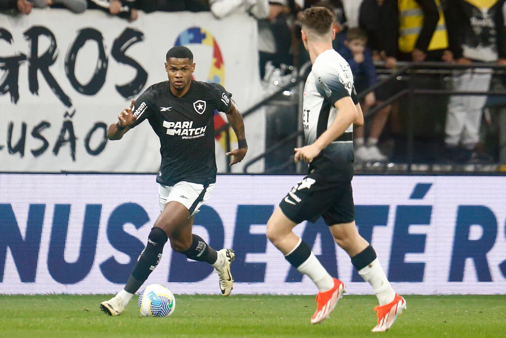 Botafogo Climbs to Brasileirão Summit with Crucial Win Over Corinthians. (Photo Internet reproduction)