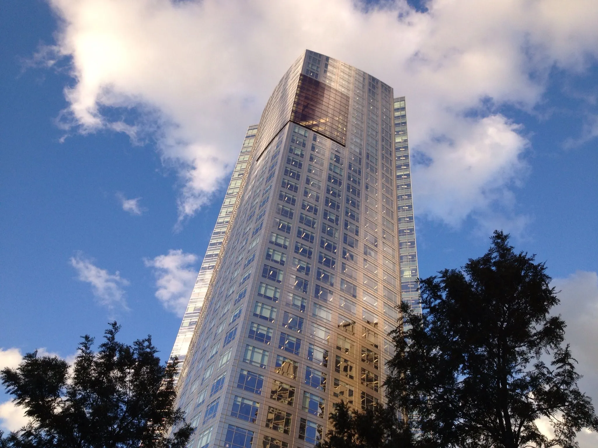 YPF's Stock Surge and Ambitious Targets Under Milei's Leadership - YPF Tower in Buenos Aires Madero. (Photo Internet reproduction)