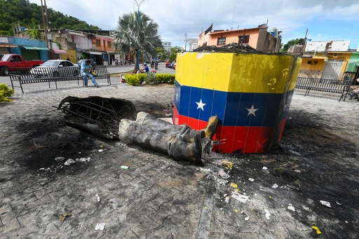 Independent Vote Count Confirms Opposition's Triumph in Venezuela - Chavez Statue Toppled. (Photo Internet reproduction) 