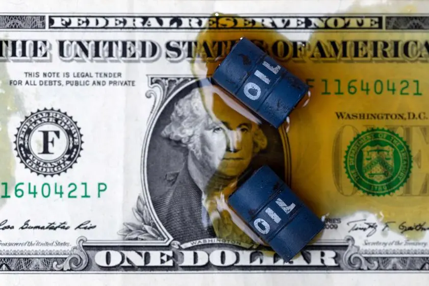 Oil Markets Wobble as Dollar Strengthens and China's Growth Falters