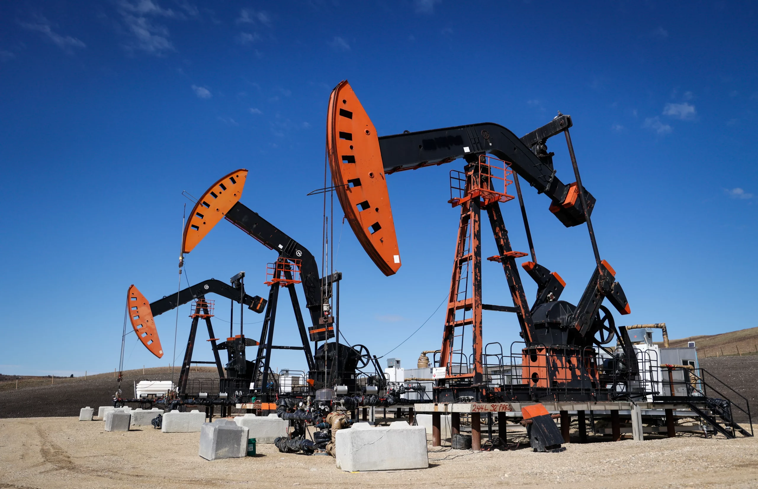 Oil Prices Dip Amid Geopolitical Eases and Chinese Demand Concerns