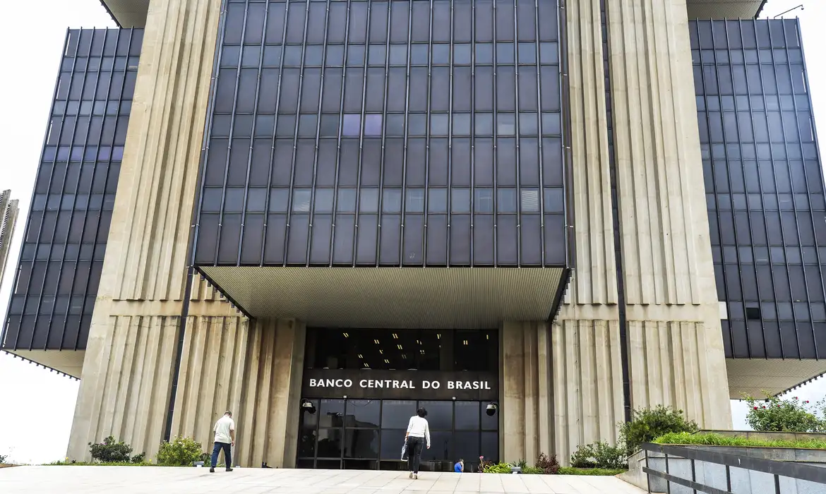 XP Forecasts Brazil's Central Bank Interest Rate Hikes Amid Economic Surge