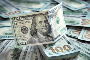 U.S. Dollar Nears R$5.60 Boosted by U.S. Data and Brazilian Central Bank Remarks