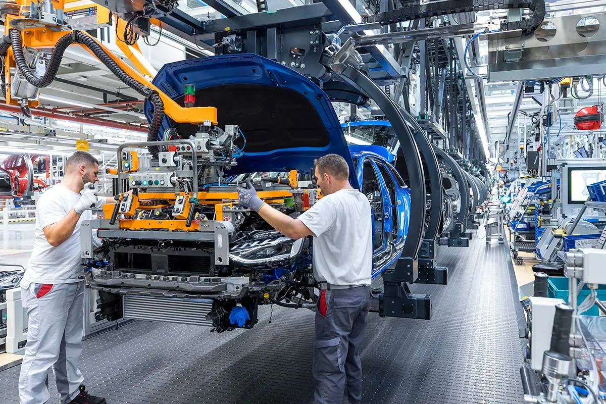 Colombia's Auto Industry Sees Electric Boost Amidst Overall Decline