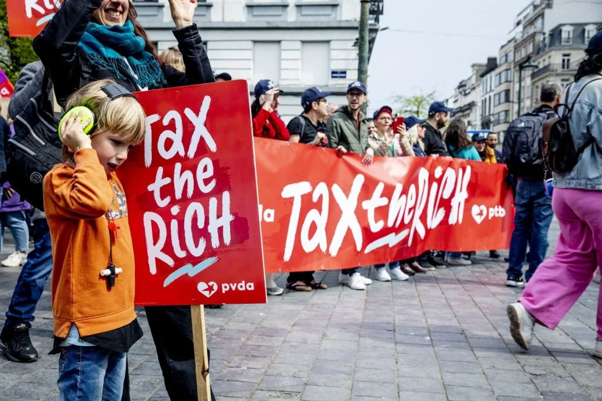 Global Oligarchy Emerges: Corporations and Billionaires Shape World Rules