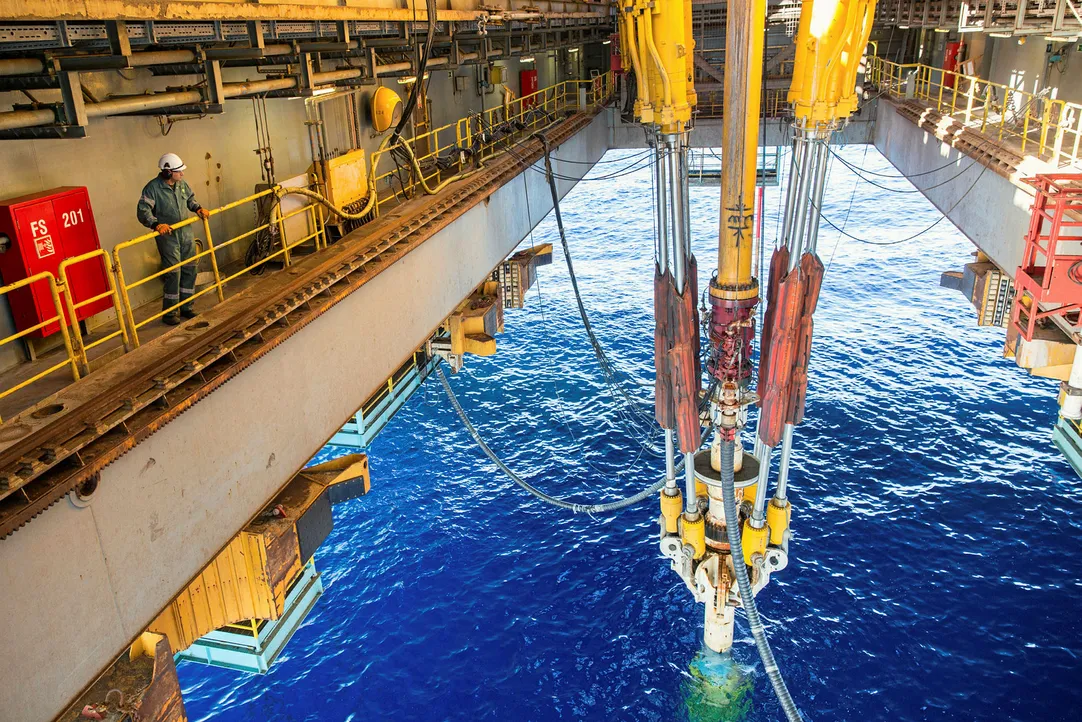Petrobras Reviews Projects After Brent Falls from $80 to $62.