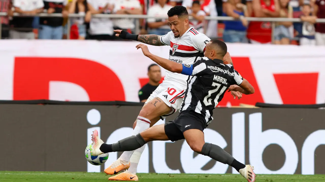 São Paulo Holds Firm Against Botafogo's Onslaught in Libertadores Quarterfinal