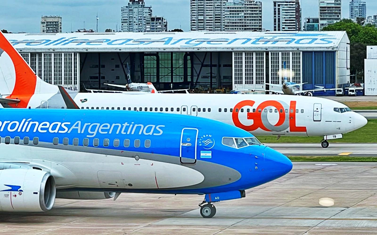 Argentine Skies Shift: Brazilian Gol Enters Bid for Aerolíneas Argentinas