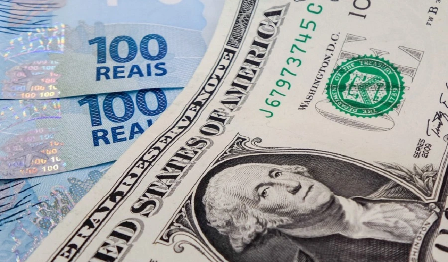 Dollar Surges Past R$5.60 Amid Global Economic Concerns