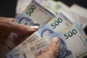Mexican Peso Drops 4% in Two Weeks in U.S.Pre-Election Slide