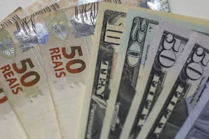 Dollar Hits Two-Month High Against Real, Gains 6% in October