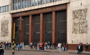Colombia Cuts Interest Rate to 9.75% in Split Decision